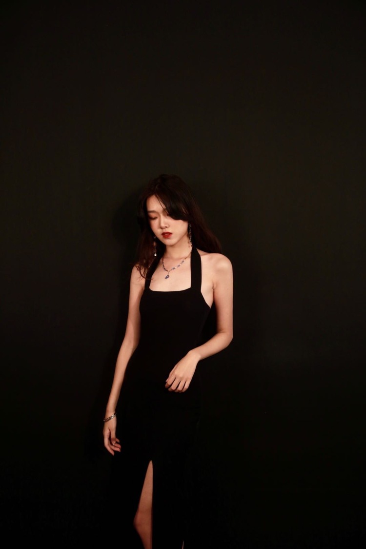 Besame Mucho-上海市·上海市·长宁区-微博 ***-接寄拍,学生,会拍摄出图快。
身高:175cm 体重52kg,能驾驭多种风格