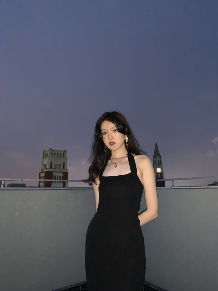 Besame Mucho-上海市·上海市·长宁区-微博 ***-接寄拍，学生，会拍摄出图快。
身高：175cm  体重52kg，能驾驭多种风格