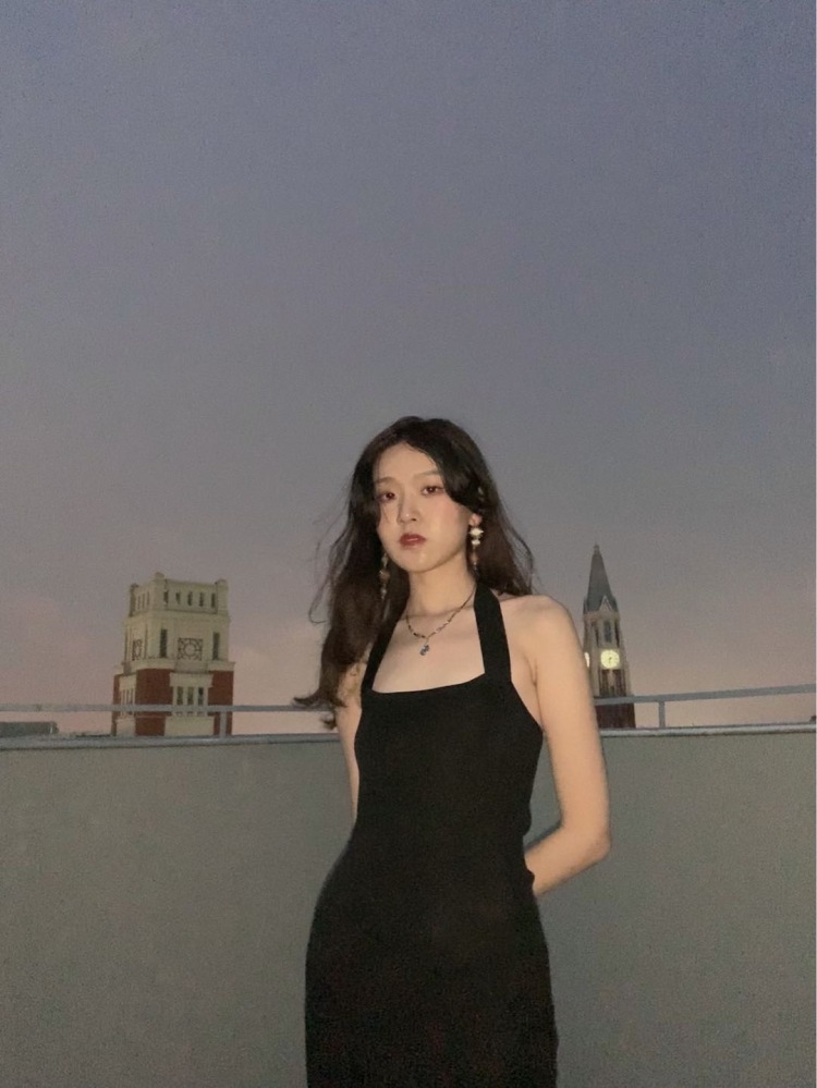 Besame Mucho-上海市·上海市·长宁区-微博 ***-接寄拍，学生，会拍摄出图快。
身高：175cm  体重52kg，能驾驭多种风格