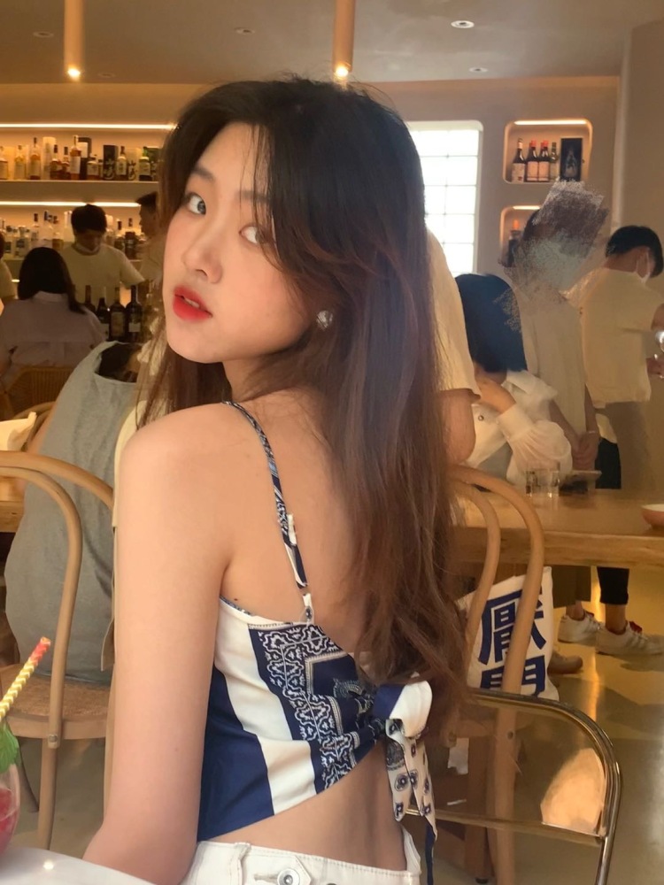 Besame Mucho-上海市·上海市·长宁区-微博 ***-接寄拍,学生,会拍摄出图快。
身高:175cm 体重52kg,能驾驭多种风格