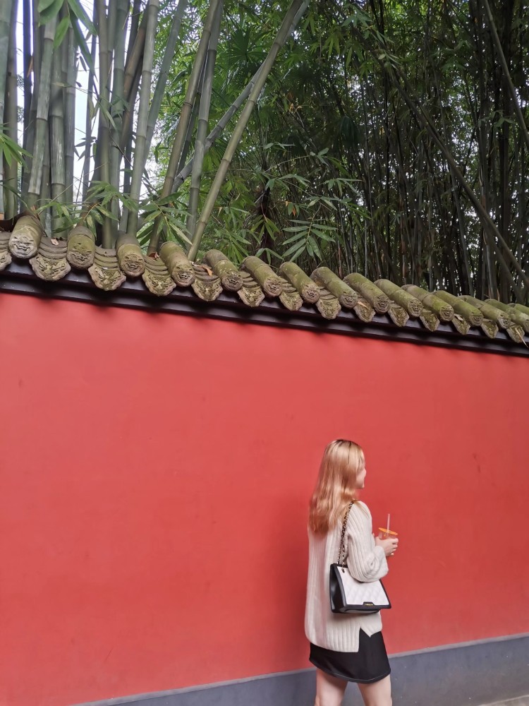 燕燕吖-重庆市·重庆市·渝中区-抖音，***-身高156   体重108  风格多变，可以根据需求来。自己有相机。会P图，会视频剪辑。