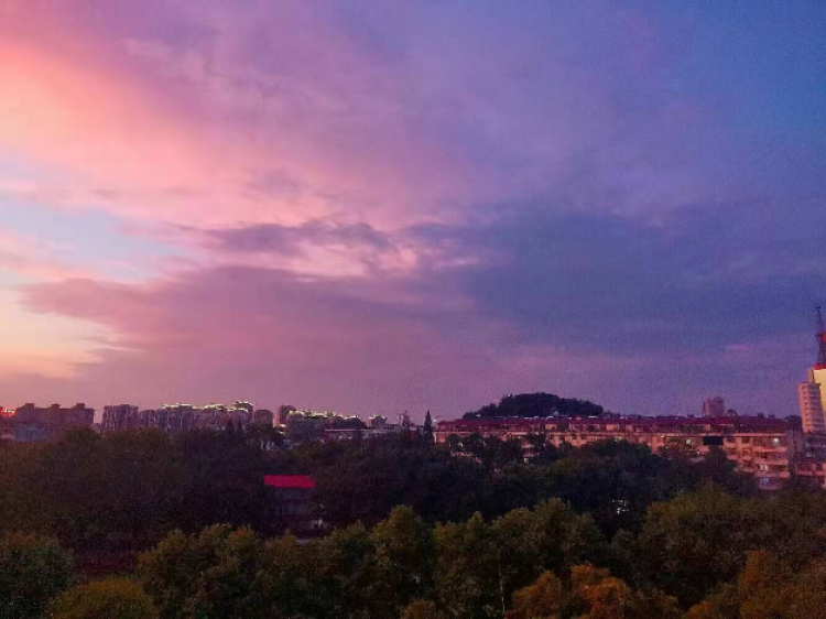 小冰-上海市·上海市·长宁区-抖音、知乎-（一）证件照、图片精修、P图、改字、海报、美工、详情页、抠图
（二）视频剪辑：宣传片、短视频