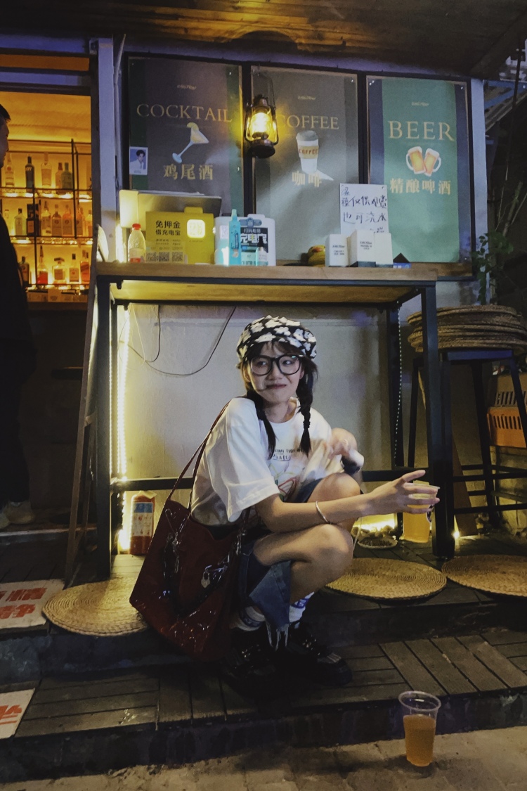 香辣鸡腿堡-江西省·九江市·浔阳区--淘宝买家秀 网拍 美瞳 可以兼职模特但是之前没试过 寄拍 衣服鞋子饰品类 喜欢拍照会p图