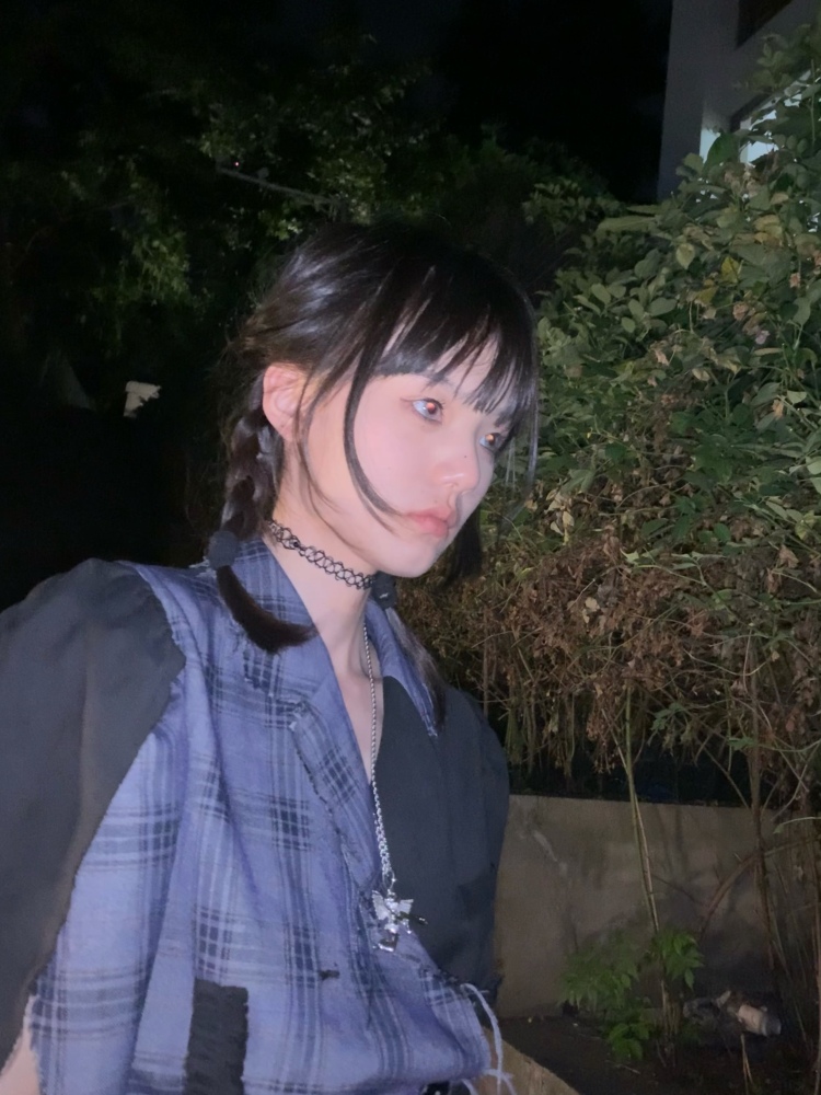 香辣鸡腿堡-江西省·九江市·浔阳区--淘宝买家秀 网拍 美瞳 可以兼职模特但是之前没试过 寄拍 衣服鞋子饰品类 喜欢拍照会p图