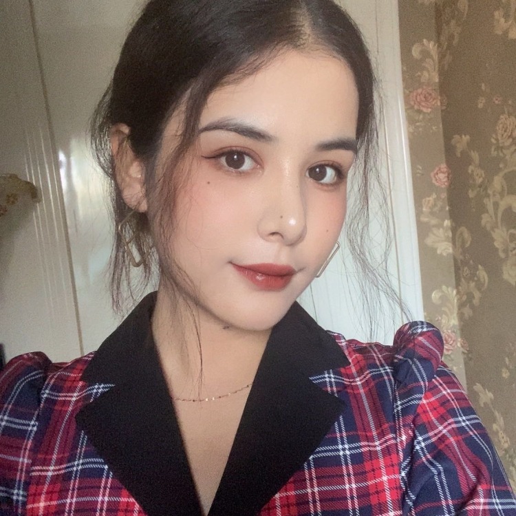 妮妮-上海市·上海市·浦东新区--接寄拍 网拍。如服饰、首饰、袜子、鞋子等等。身高173 身材匀称会p图。
