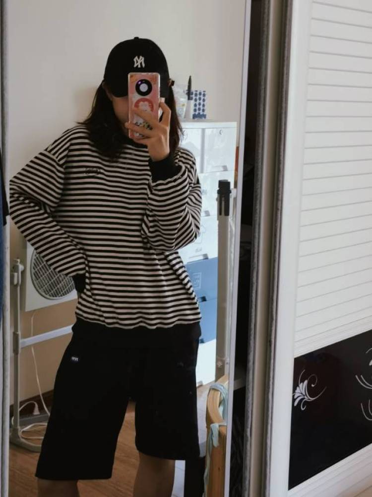 LuLu-四川省·成都市·成华区-抖音:Lu1u阿姨-本人在职服装行业,平时喜欢探店拍照,穿衣风格都可以驾驭,主要以休闲风为主,可盐可甜的酷girl