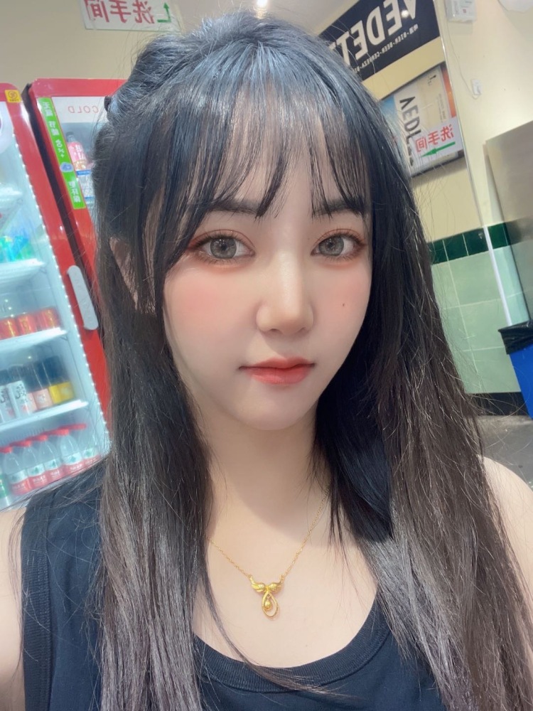 李李李JOJO-湖南省·长沙市·开福区--承接寄拍：包包，衣服，鞋子，口红，帽子，美瞳，饰品，等都可以
长相偏甜美 身材匀称
身高：160CM
体重：52KG