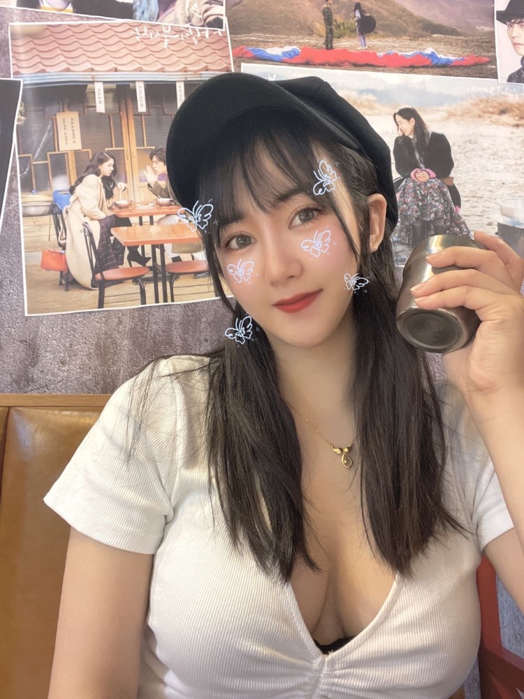 李李李JOJO-湖南省·长沙市·开福区--承接寄拍：包包，衣服，鞋子，口红，帽子，美瞳，饰品，等都可以
长相偏甜美 身材匀称
身高：160CM
体重：52KG