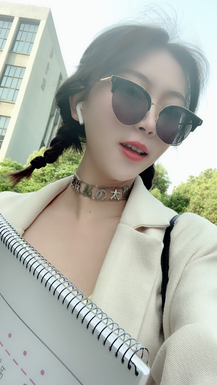 Ivy-四川省·成都市·锦江区--身高172cm,体重49公斤。是一个大大咧咧的女孩,有时会丢三落四,有时会有拖延症,但是一个时间观念特别强的人。个人认为时间就是金钱,不能和时间对抗。善待自己,善待他人,向阳而生!