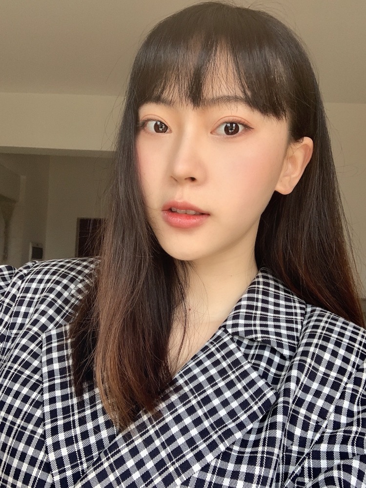Ivy-四川省·成都市·锦江区--身高172cm，体重49公斤。是一个大大咧咧的女孩，有时会丢三落四，有时会有拖延症，但是一个时间观念特别强的人。个人认为时间就是金钱，不能和时间对抗。善待自己，善待他人，向阳而生！