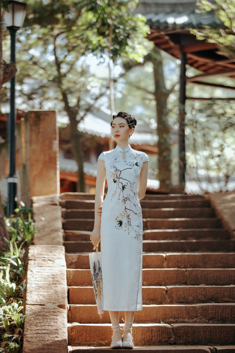 Ivy-四川省·成都市·锦江区--身高172cm,体重49公斤。是一个大大咧咧的女孩,有时会丢三落四,有时会有拖延症,但是一个时间观念特别强的人。个人认为时间就是金钱,不能和时间对抗。善待自己,善待他人,向阳而生!