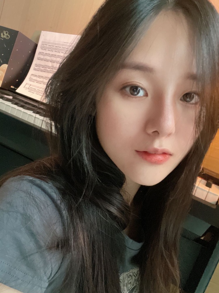 欢愉-广东省·深圳市·罗湖区-微博 *** 视频号-擅长接服装、饰品、美妆类寄拍，出图快、质量高、可返图，长期合作。其他的品类也可以尝试，诚信合作
年龄：23
身高：160CM
体重：43KG