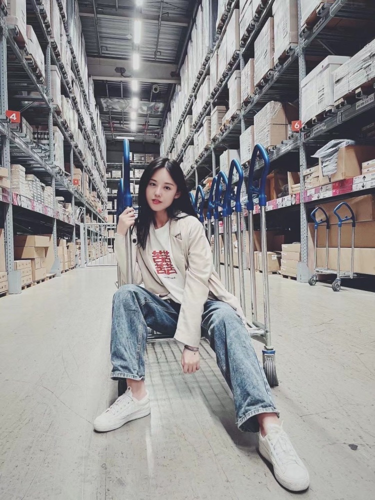 欢愉-广东省·深圳市·罗湖区-微博 *** 视频号-擅长接服装、饰品、美妆类寄拍，出图快、质量高、可返图，长期合作。其他的品类也可以尝试，诚信合作
年龄：23
身高：160CM
体重：43KG