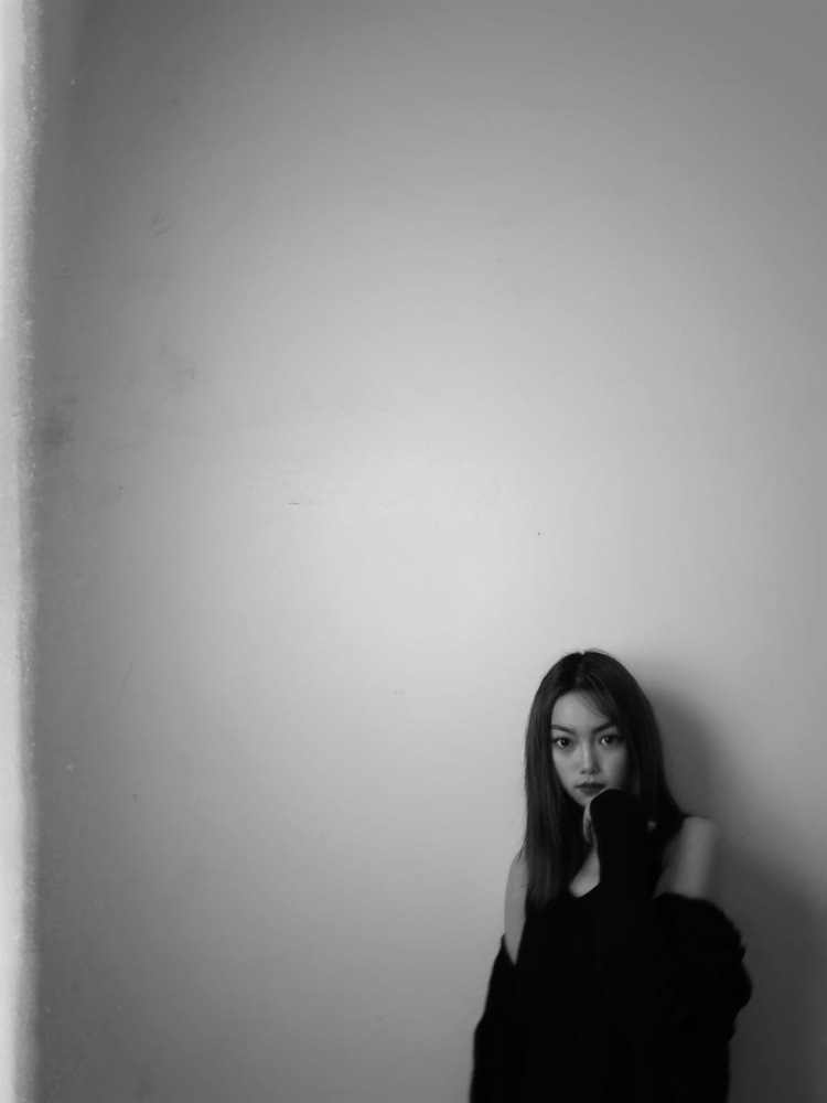 Aloof-湖南省·长沙市·岳麓区-快手账号：@咖喱酱-可以接服装，饰品，美妆类，美瞳，护肤类，美甲，会p图，出图快，喜欢拍照，