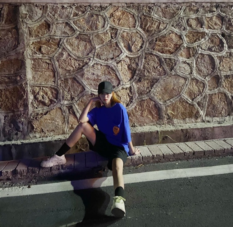 Aloof-湖南省·长沙市·岳麓区-快手账号：@咖喱酱-可以接服装，饰品，美妆类，美瞳，护肤类，美甲，会p图，出图快，喜欢拍照，