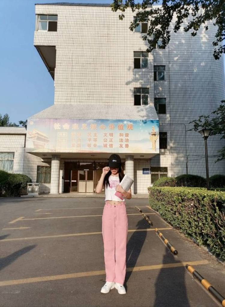 可乐-山东省·济宁市·任城区-抖音-身高 165 体重 48kg 学生党一枚 可接服装 饰品 美瞳 包包 化妆品等寄拍送拍和测评 会p图 拍摄剪辑视频等 价格好议