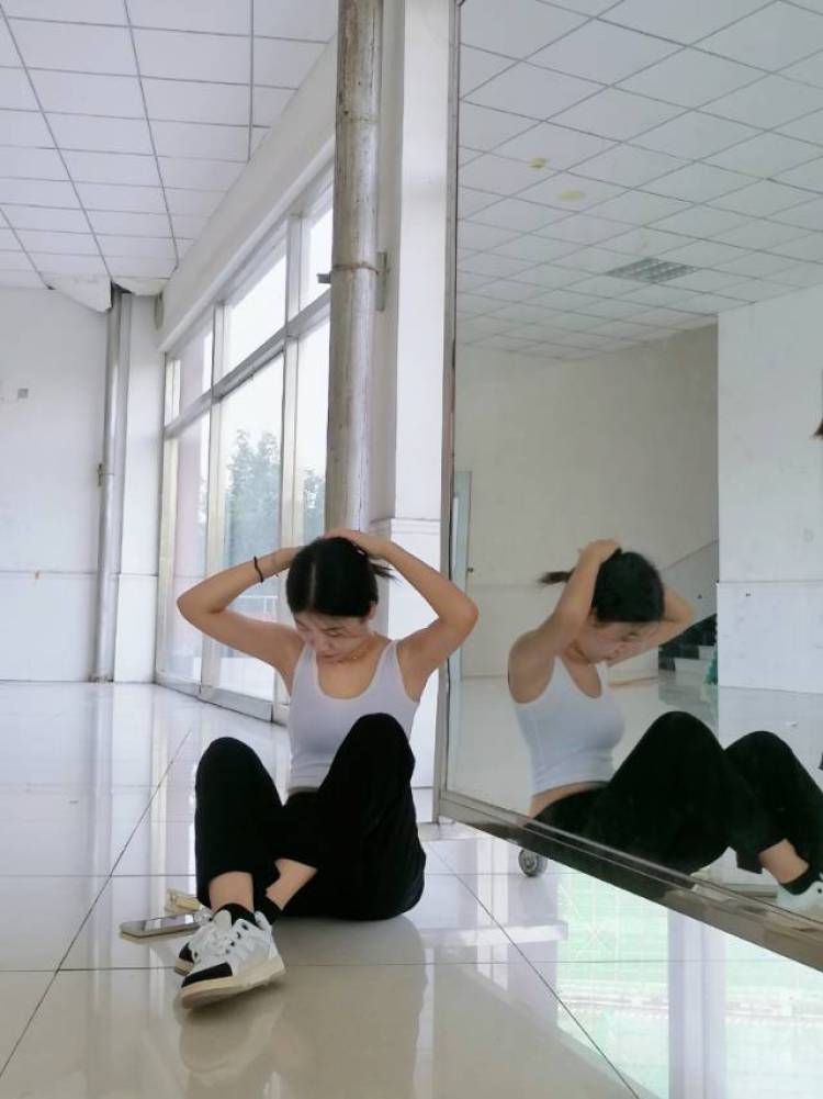 可乐-山东省·济宁市·任城区-抖音-身高 165 体重 48kg 学生党一枚 可接服装 饰品 美瞳 包包 化妆品等寄拍送拍和测评 会p图 拍摄剪辑视频等 价格好议