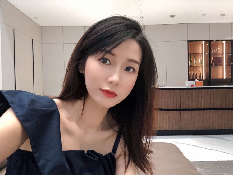 小梦梦-浙江省·宁波市·鄞州区--会拍照，穿搭，化妆，p图，想接服装寄拍短视频拍摄，摄影师拍摄或者探店打卡，身高160cm体重44kg 身材匀称