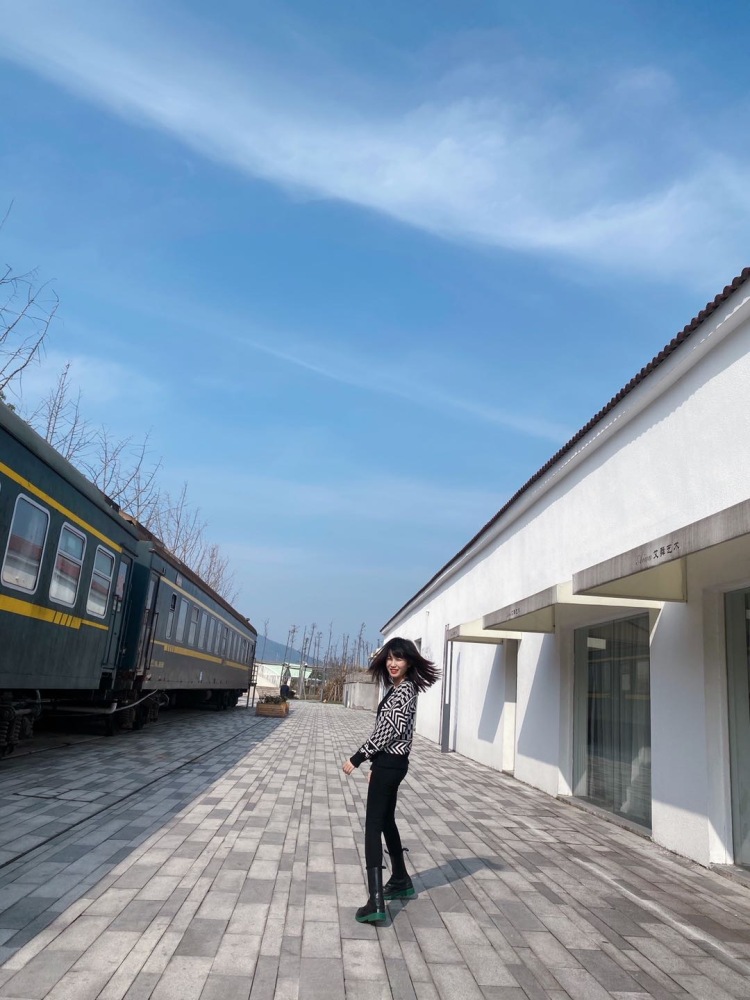 小梦梦-浙江省·宁波市·鄞州区--会拍照,穿搭,化妆,p图,想接服装寄拍短视频拍摄,摄影师拍摄或者探店打卡,身高160cm体重44kg 身材匀称
