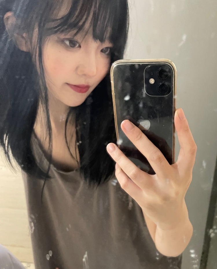 YUNA-浙江省·杭州市·滨江区--专业是服装设计 特长美术 可以接受小饰品服装以及化妆品的寄拍 会修图