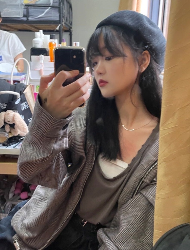 YUNA-浙江省·杭州市·滨江区--专业是服装设计 特长美术 可以接受小饰品服装以及化妆品的寄拍 会修图