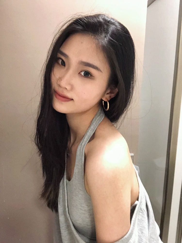🐋-上海市·上海市·浦东新区--1.爱拍照,会p图
2.风格偏御姐轻欧
3.身高163 体重45kg
4.在读大学生,空闲时间较多,可以更好地完成工作