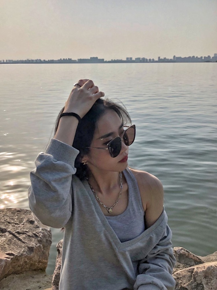 🐋-上海市·上海市·浦东新区--1.爱拍照,会p图
2.风格偏御姐轻欧
3.身高163 体重45kg
4.在读大学生,空闲时间较多,可以更好地完成工作