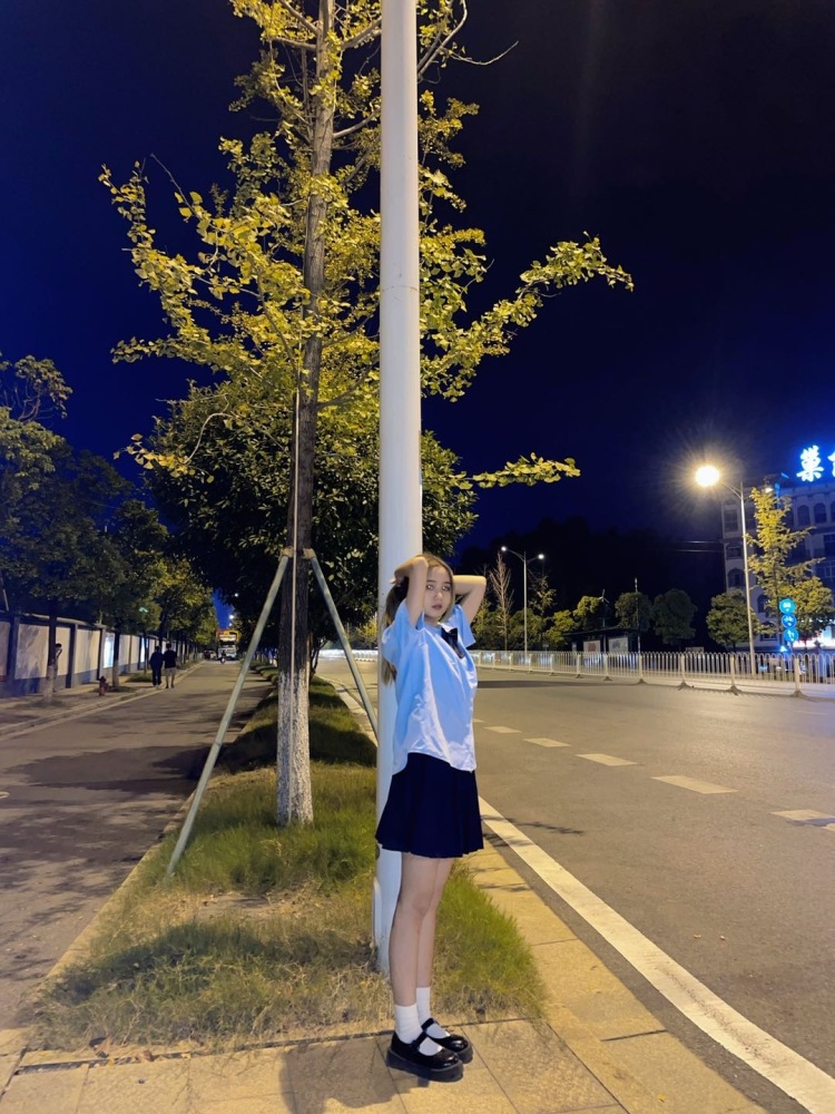 周一.-湖南省·长沙市·望城区--大二在校学生哦 有大量时间可以接寄拍 身高162 体重90