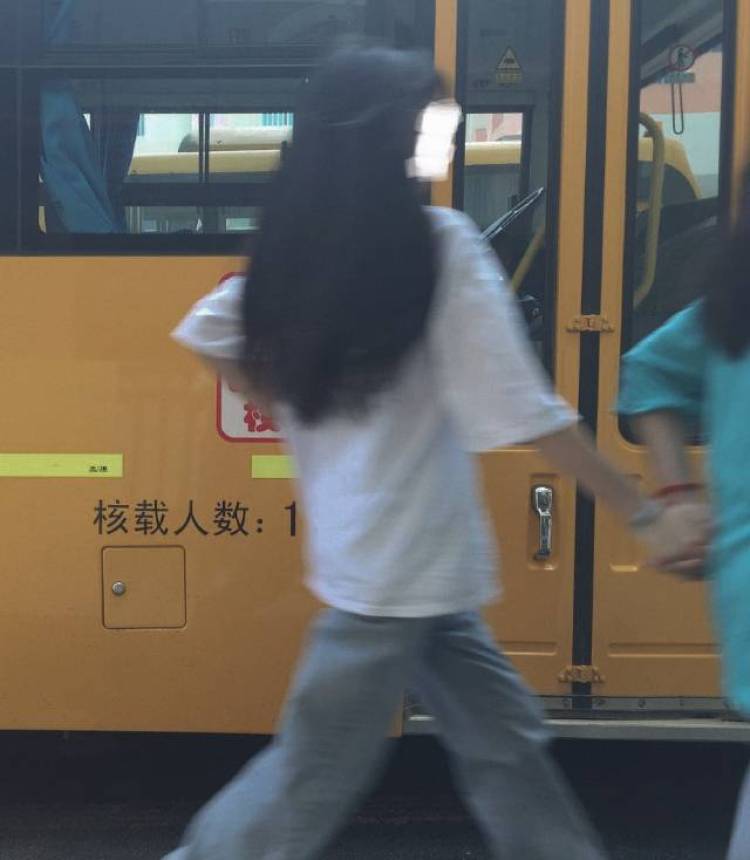 爛結局-湖南省·邵阳市·邵阳县-快手-没什么特长但拍照还行,接(服装,饰品,鞋子)本人不太适合辣妹内的服装,寄拍