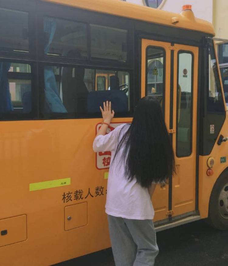 爛結局-湖南省·邵阳市·邵阳县-快手-没什么特长但拍照还行,接(服装,饰品,鞋子)本人不太适合辣妹内的服装,寄拍