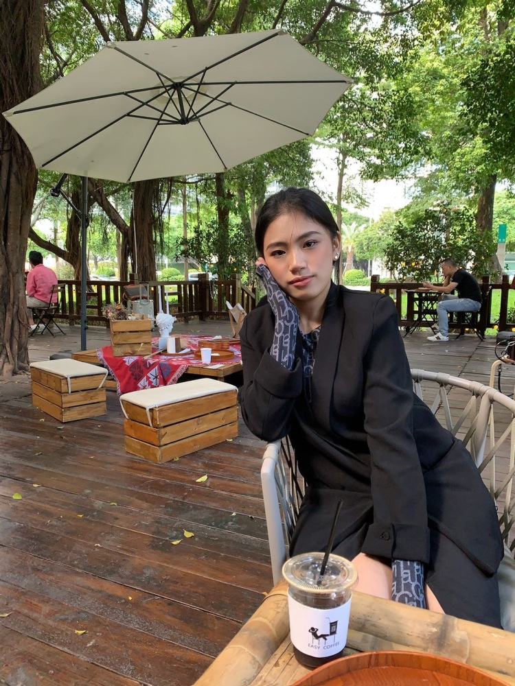 Zzz-广东省·广州市·白云区--身高:162 体重:125 典型的梨形身材
我非常爱拍照、爱穿搭,平常喜欢欧美风那种多点,因为自己是梨形身材,所以感觉比较适合这种风格的衣服,但我平常什么风格都会尝试,所以什么种类的寄拍都行,