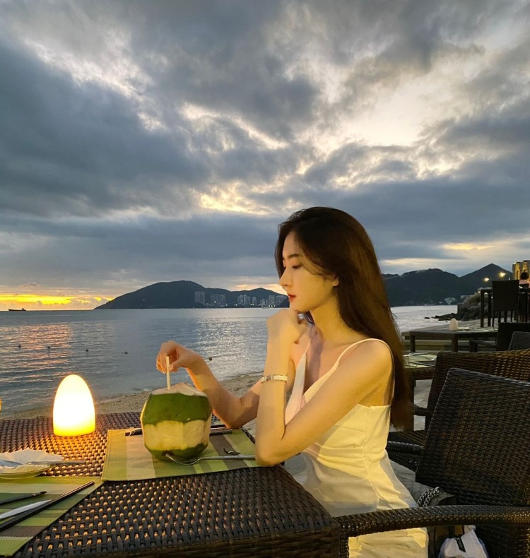 Amber-湖南省·株洲市·芦淞区--接寄拍,不限品类。饰品,美瞳,服装类等等等 买家秀,卖家秀,寄拍出图快,不托图,带精修,各类风格都可,性格好,好沟通~
年龄:24
身高:170
体重:94
坐标:湖南
# 模特# #网红# #kol