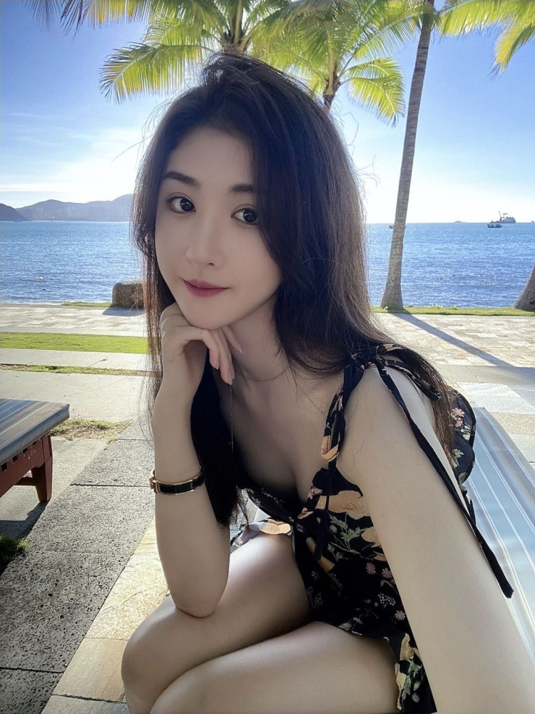 Amber-湖南省·株洲市·芦淞区--接寄拍，不限品类。饰品，美瞳，服装类等等等 买家秀，卖家秀，寄拍出图快，不托图，带精修，各类风格都可，性格好，好沟通～
年龄：24
身高：170
体重：94
坐标：湖南
# 模特# #网红# #kol
