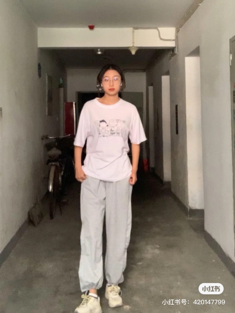 🍓&🚬-陕西省·西安市·莲湖区--是一名在校大学生兼职模特，做了有一段时间啦，身高168，体重110，会ps，可以无偿发***，照片视频都可哦！！！