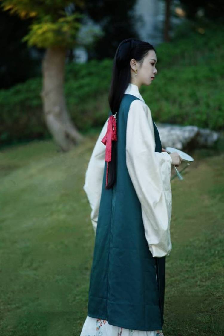 悠悠-江西省·赣州市·章贡区--喜欢拍照,不互勉,如果有镜头表现力的话,带作品私戳,擅长汉服jk日系优雅风。希望好好沟通,脾气不大,事少的。