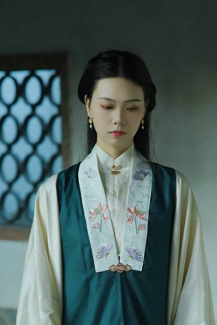 悠悠-江西省·赣州市·章贡区--喜欢拍照,不互勉,如果有镜头表现力的话,带作品私戳,擅长汉服jk日系优雅风。希望好好沟通,脾气不大,事少的。