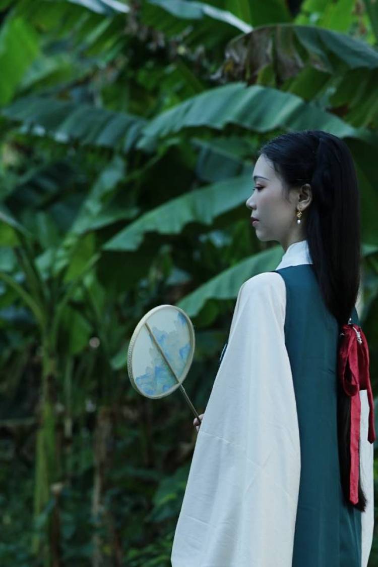 悠悠-江西省·赣州市·章贡区--喜欢拍照,不互勉,如果有镜头表现力的话,带作品私戳,擅长汉服jk日系优雅风。希望好好沟通,脾气不大,事少的。