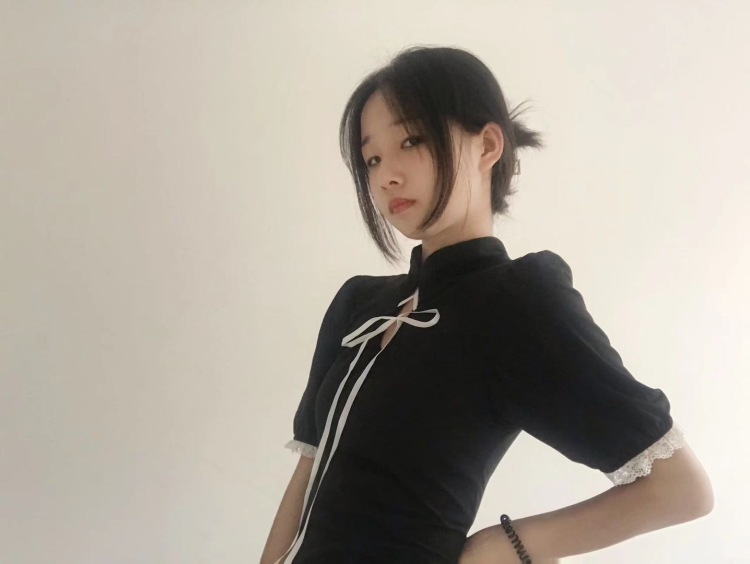 奈.-河北省·保定市·莲池区-快手，***-身高158体重41公斤比较瘦，长得还行算是可爱的长相吧，风格都尝试过，喜欢酷一点的，日系温柔休闲通勤高街都尝试过点，价格合理就行要求不高，有意义者可以找我哦，时间多，会拍照，会批图技术还行