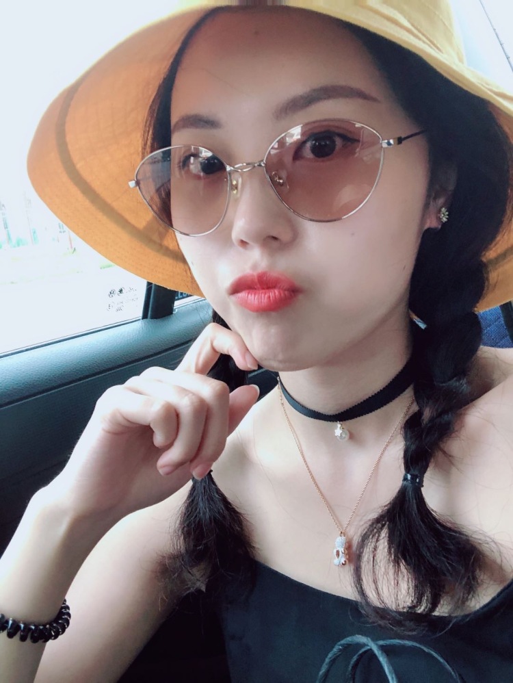泡芙小姐🧡-黑龙江省·大庆市·龙凤区-抖音 *** 微博-我特长就是会弹钢琴 但是我长得白 挺干净的 大眼睛 双眼皮 164 96斤 擅长穿搭 抖音曾经发过一个合影 把衣服带请搜索🔍冯人就夸 还擅长软文笔记种花