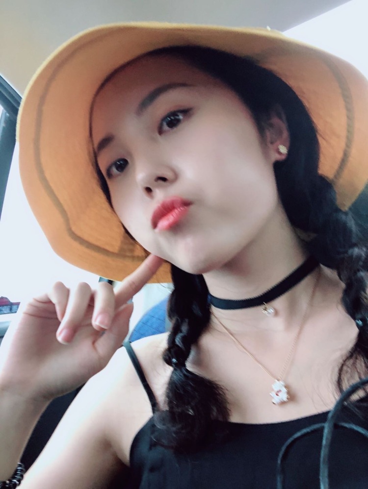 泡芙小姐🧡-黑龙江省·大庆市·龙凤区-抖音 *** 微博-我特长就是会弹钢琴 但是我长得白 挺干净的 大眼睛 双眼皮 164 96斤 擅长穿搭 抖音曾经发过一个合影 把衣服带请搜索🔍冯人就夸 还擅长软文笔记种花