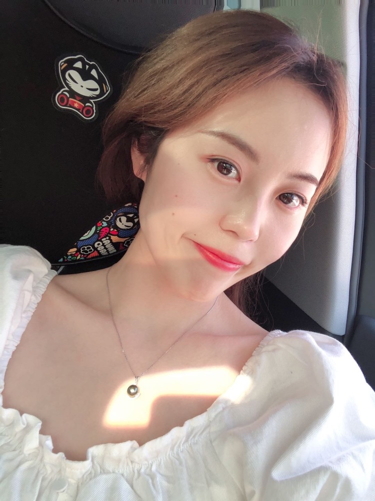 泡芙小姐🧡-黑龙江省·大庆市·龙凤区-抖音 *** 微博-我特长就是会弹钢琴 但是我长得白 挺干净的 大眼睛 双眼皮 164 96斤 擅长穿搭 抖音曾经发过一个合影 把衣服带请搜索🔍冯人就夸 还擅长软文笔记种花