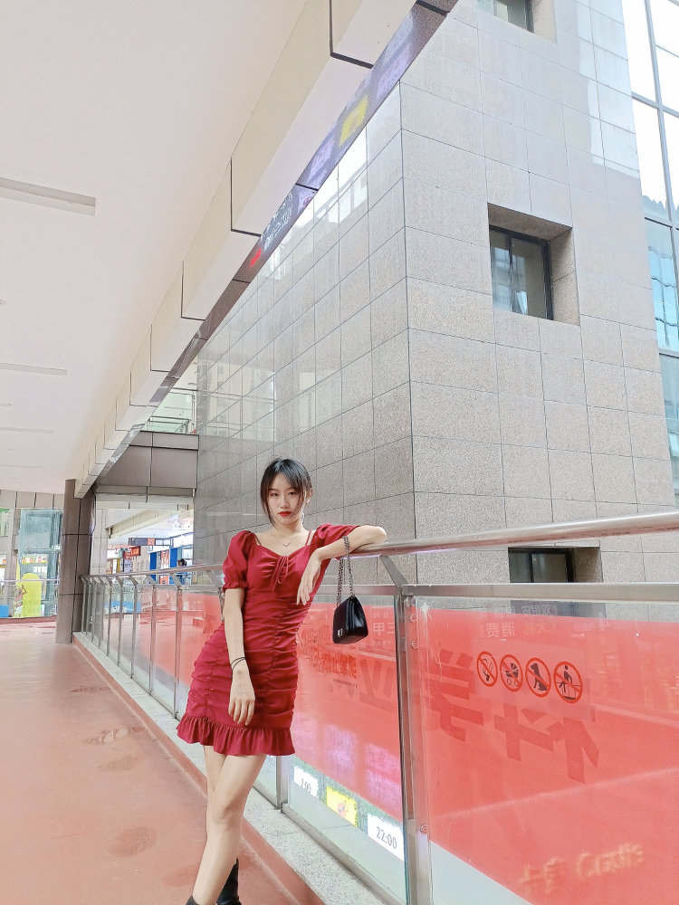 雨叚🐋-重庆市·重庆市·永川区--本人身高160
体重94
服装设计专业，对服装搭配有自己的见解
接服装，配饰等寄拍，送拍