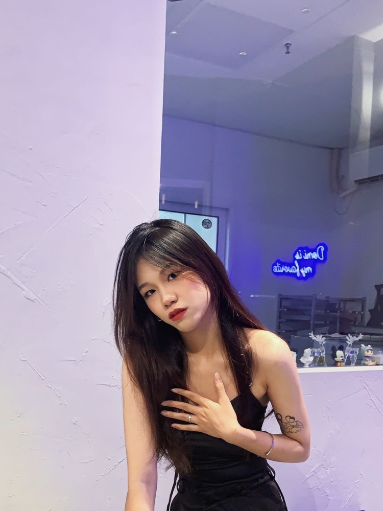 00-广东省·广州市·天河区-微博 *** -***推广 微博volg 喜欢探店打卡 喜欢拍照 身高168 体重98 腰围58 除了软妹风格 其他风格都🉑️接受 拍照时间多 出片快 p图好