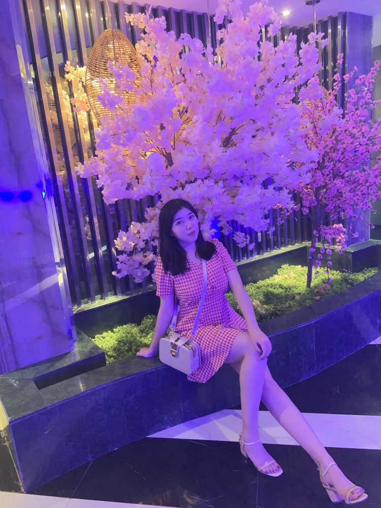⁷ ₇-新疆维吾尔自治区·哈密市·伊州区-抖音 微博-维吾尔族 身高170 体重50 接寄拍、买家秀、种草等。会化妆 修图 各种风格都能驾驭。微博粉丝近1000。