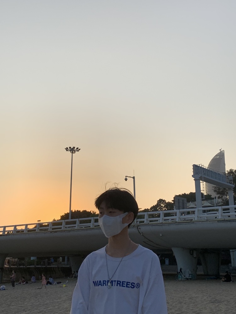 QAQ-福建省·厦门市·思明区-抖音 快手 ***-还是学生 接寄拍 擅长跳舞 也很喜欢拍照 接单范围 是 服饰 包包 饰品 都可