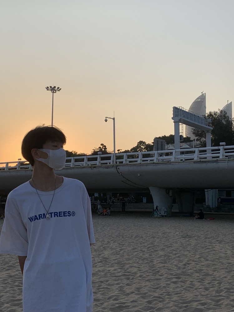 QAQ-福建省·厦门市·思明区-抖音 快手 ***-还是学生 接寄拍 擅长跳舞 也很喜欢拍照 接单范围 是 服饰 包包 饰品 都可