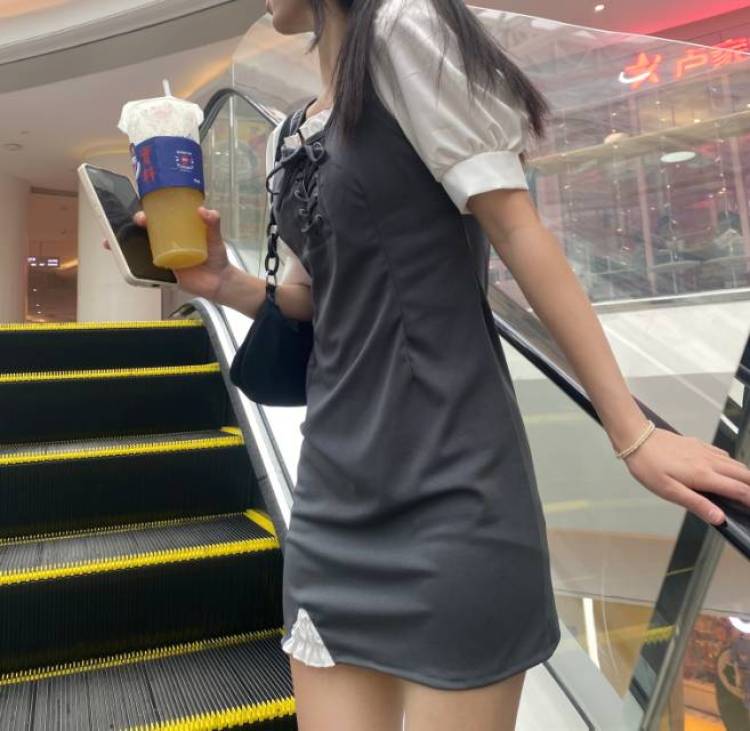 CC💭-广东省·潮州市·湘桥区--身高162 体重92 腰围63 接拍服装各种小饰品都可以 喜欢拍照 风格多样化 可以接受