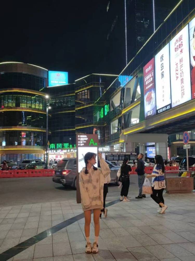 CC💭-广东省·潮州市·湘桥区--身高162 体重92 腰围63 接拍服装各种小饰品都可以 喜欢拍照 风格多样化 可以接受