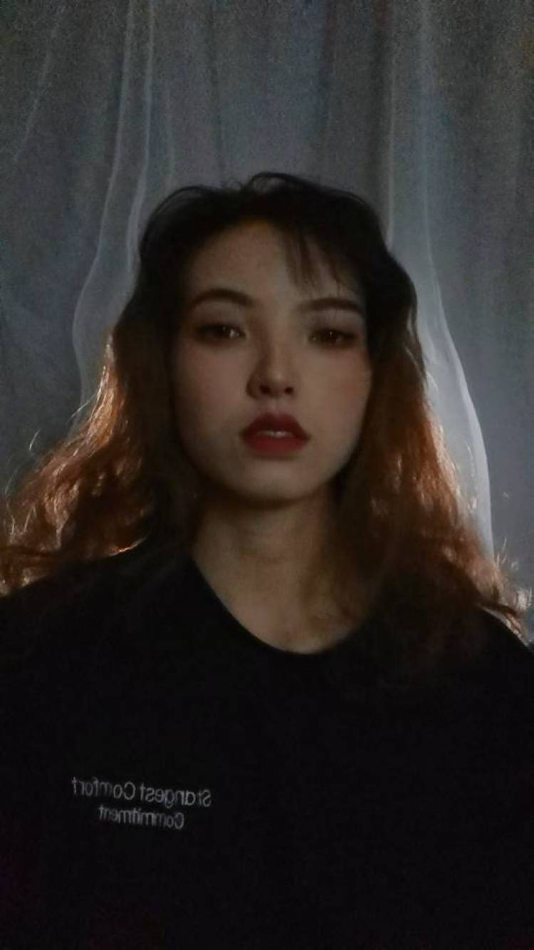 小雨-江苏省·常州市·钟楼区-抖音-我之前做过服装打板,都是自己的工作室,自己搭配,自己批图。
第二个就是,我的账号做的是,化妆变妆,变装都有。