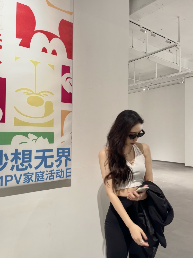 🥀-河北省·石家庄市·裕华区--身高168
体重105
喜欢拍照 穿搭 会调滤镜
可接买家秀 淘宝种草 等 好沟通!